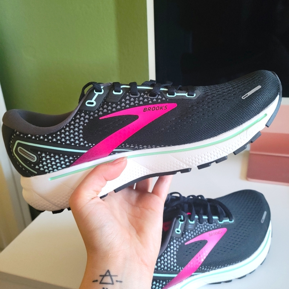 Women's Brooks Ghost 14, size 10 B, Black/Pink